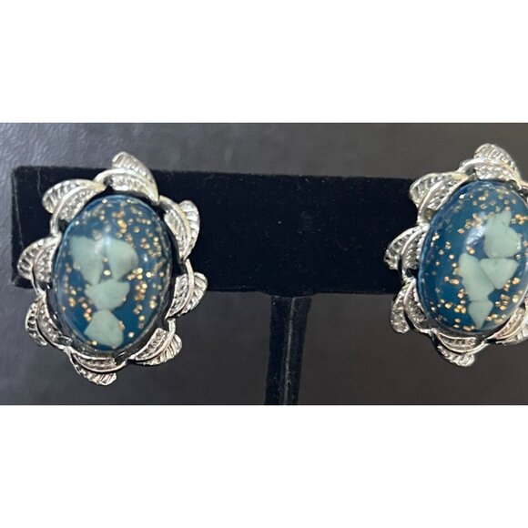 VTG MCM Dark Blue Confetti and Sparkles Oval Lucite Clip on Costume Earrings - Picture 2 of 6